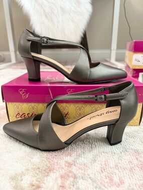 Easy Street Women's Gray Elegance Cross Strap Front Pumps size 7 1/2